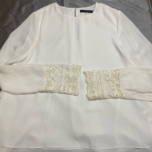 White blouse detailed cuffs - Picture 2 of 6